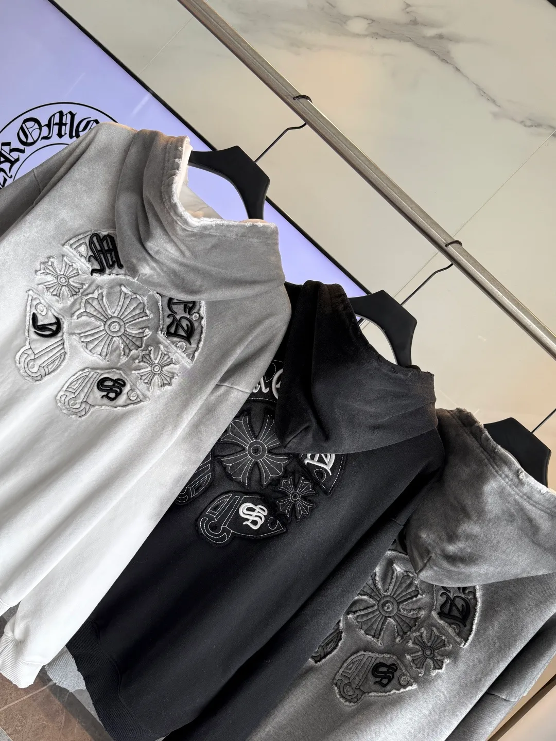 P330 🔥🔥🔥 𝗖𝗵𝗿𝗼𝗺𝗲 𝗛𝗲𝗮𝗿𝘁𝘀/Cro Heart 2025 Cross Patch Embroidery Summer New Original Single Counter American Acid Washed Distressed Laser Burnt Patch Embroidery Couple Casual Hooded Sweatshirt 👑The highest version! Customized fabric 440g tripe terry fabric! American acid-washed and distressed original fabric laser burnt ✟appliqué embroidery and exquisite embroidery of letters! The best-selling model at the counter. It is very comfortable to wear. It is low-key yet luxurious. It is very classy when worn. The large size and tailoring are needless to say. The upper body is exquisite and vivid. 👍High-end first-class materials. A truly palace-level product. The cotton from Turkey is of outstanding quality. After heavy washing, the clothes are very soft! Not picky, the upper body is absolutely stylish and extremely luxurious. Auxiliary materials: The original model has been authenticated and labeled ➕100% silk washed with water label. Genuine purchase-grade original hangtag➕matching hanging rope➕3D hanging beads➕original packaging bag. Craftsmanship: The original version has consistent wiring! The highest version of the armhole matching technique! Countless times of pattern making to 100% restore the original appearance! The correct version is the same for men and women, super eye-catching, super good-looking, and super atmospheric! Color: White Black Royal Blue Size: XS-L